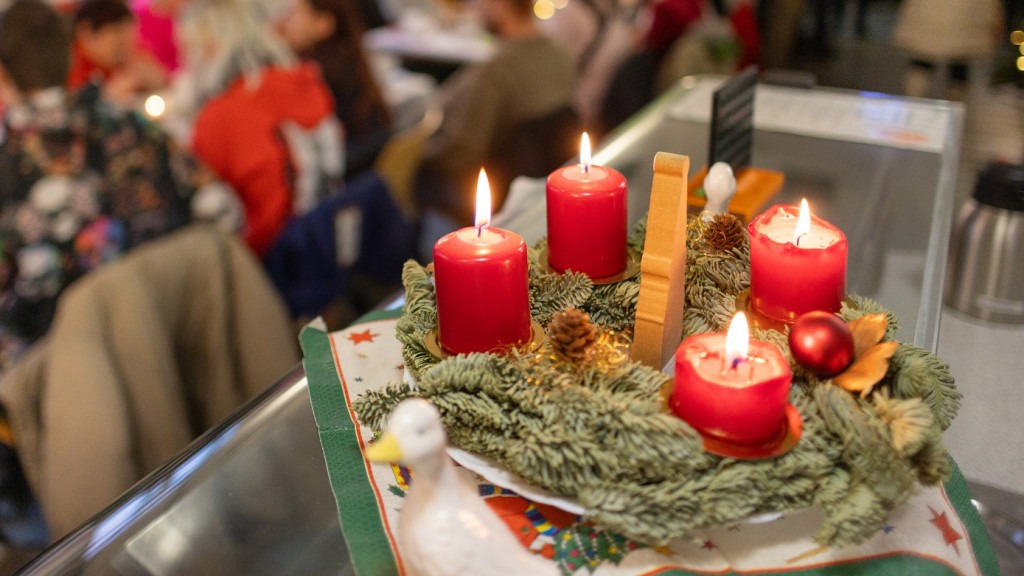 Vier Kerzen brennen an einem Adventskranz 