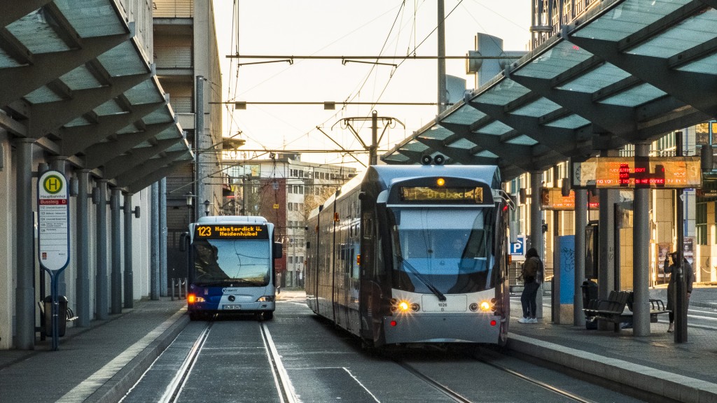 Bus und Saarbahn am Hauptbahnhof Saarbrücken