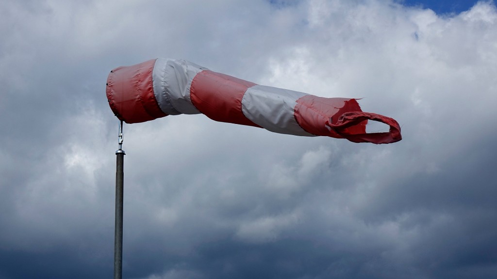 Windsack vor grauen Wolken