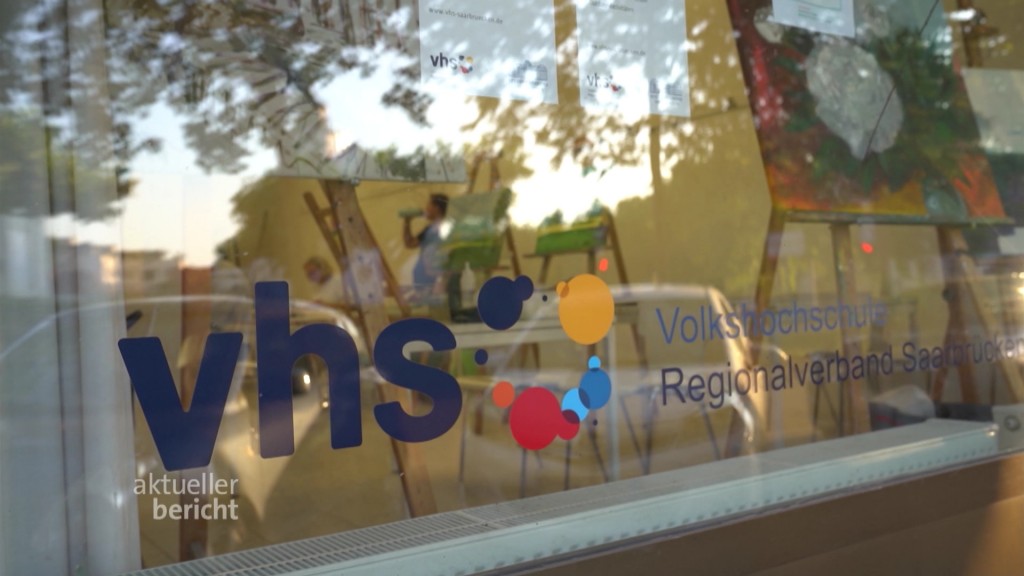 Foto: Fensterscheibe mit VHS Aufkleber