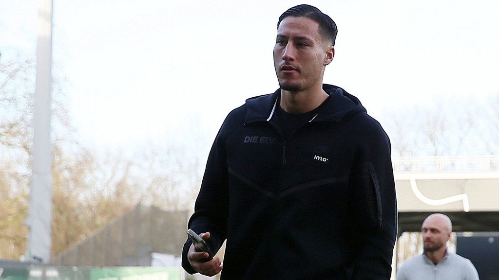 Foto: Younes Ebnoutalib (SV 07 Elversberg) im Trainingsanzug