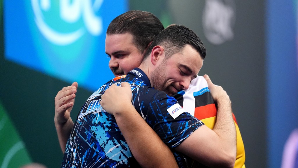 Foto: Luke Humphries feiert seinen Sieg. Gabriel Clemens gratuliert ihn.