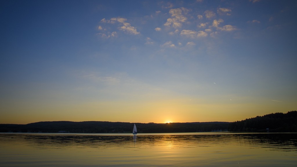 Foto: Ein Segelboot zieht bei Sonnenuntergang über den Bostalsee.
