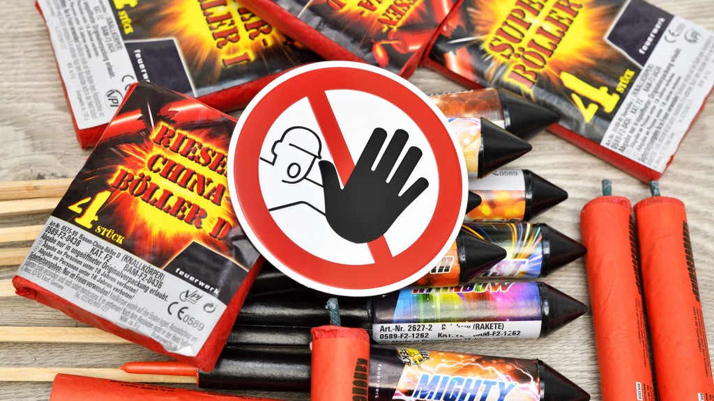 Symbolbild Böller- und Feuerwerksverbot. Böller, Feuerwerk und Verbotsschild