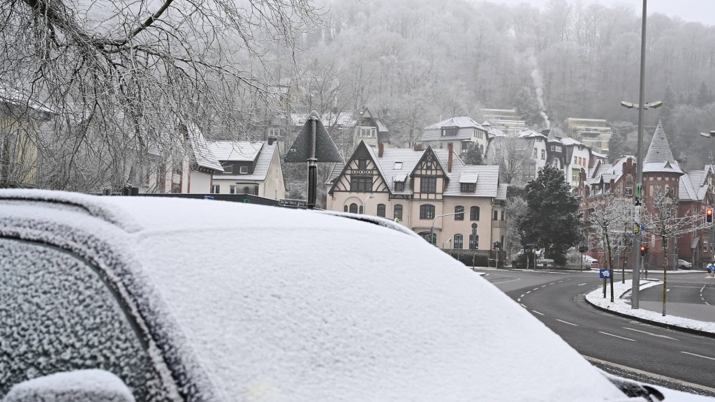 Foto: Schnee liegt in Saarbrücken St. Arnual am frühen Morgen