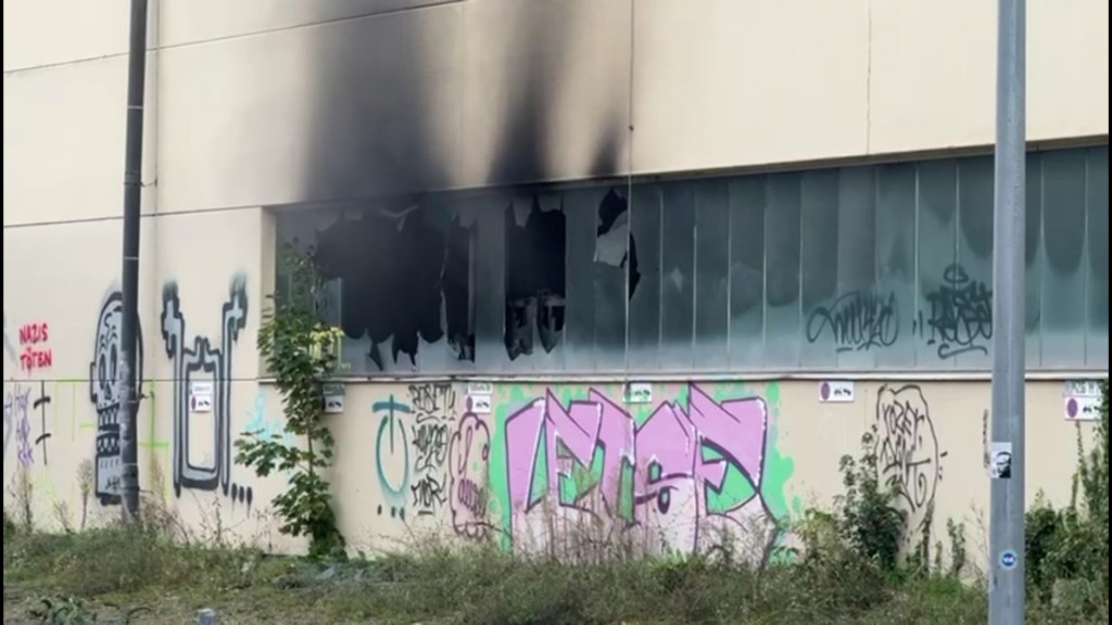 Foto: Brand im Umspannwerk der Stadtwerke Saarbrücken. Aus den geborstenen Fensterscheiben steigt schwarzer Rauch.