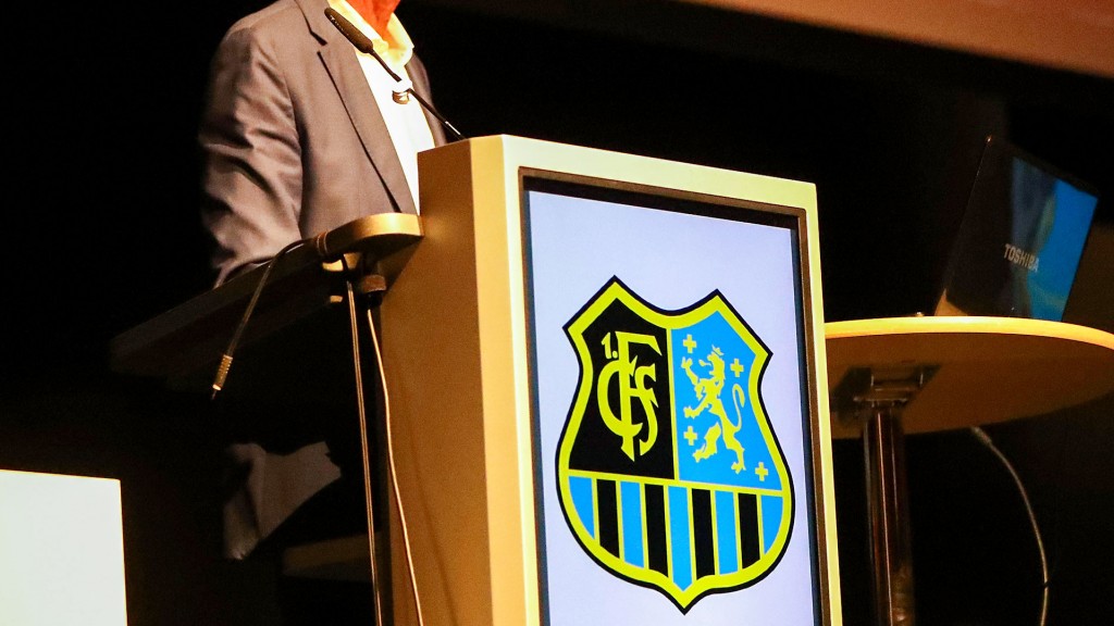 Rednerpult bei einer Mitgliederversammlung des FC Saarbrücken