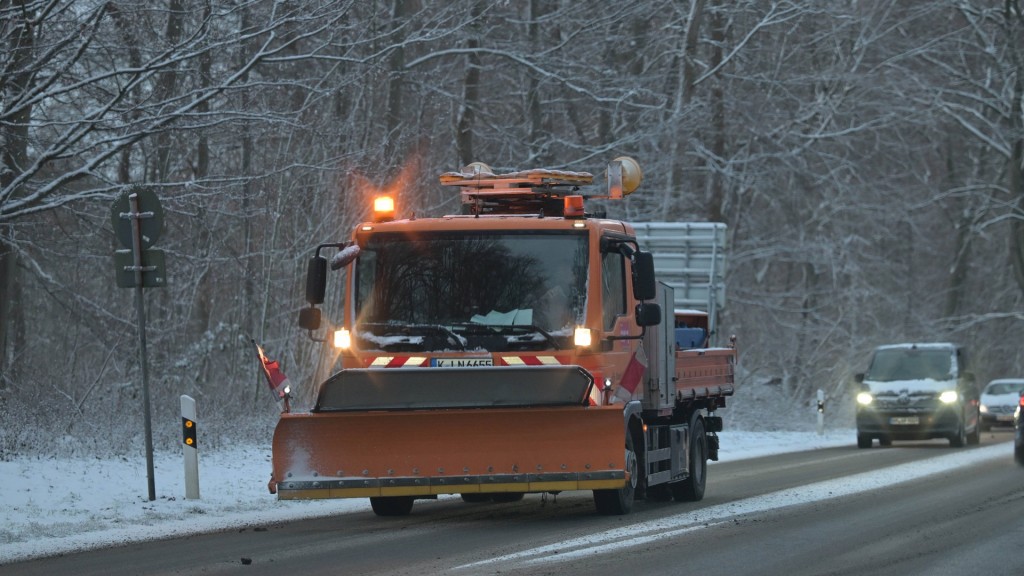 Symbolbild Winterdienst: Ein Räumfahrzeug auf der Straße