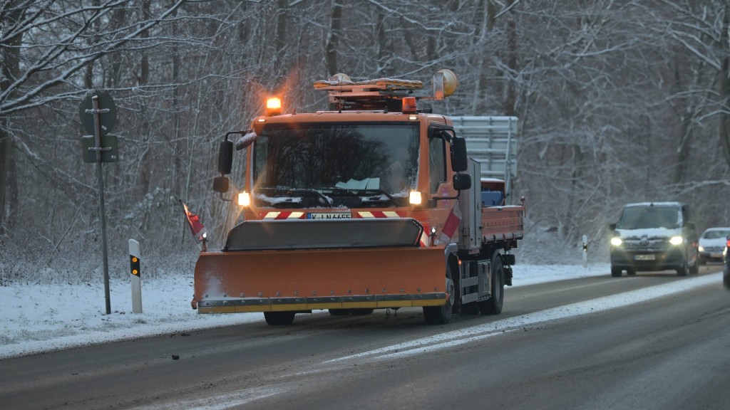 Symbolbild Winterdienst: Ein Räumfahrzeug auf der Straße