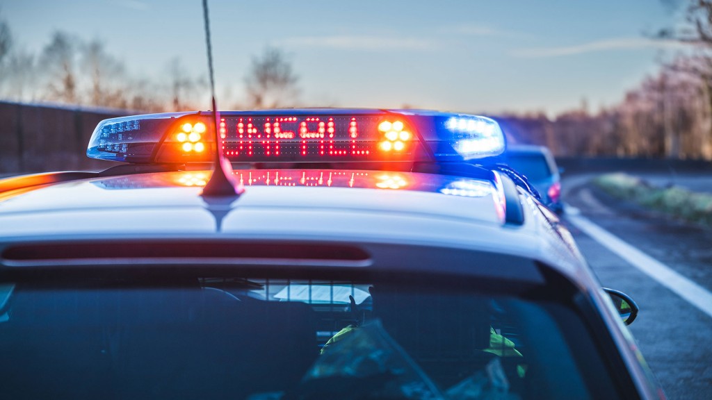 Blaulich und Anzeige auf einem Polizeifahrzeug weisen auf einen Unfall hin.