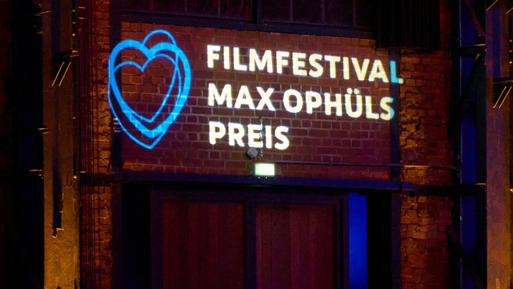 Das Logo des Filmfestivals Max Ophüls Preis ist auf eine Wand projiziert.