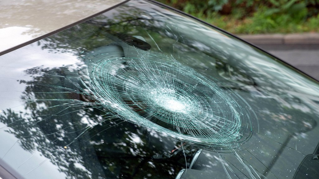 Symbolbild: eingeschlagene Scheibe eines Fahrzeugs