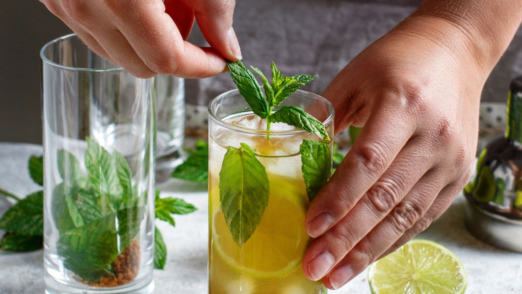Jemand bereitet einen alkoholfreien Cocktail, sogenannten „Mocktail“ zu