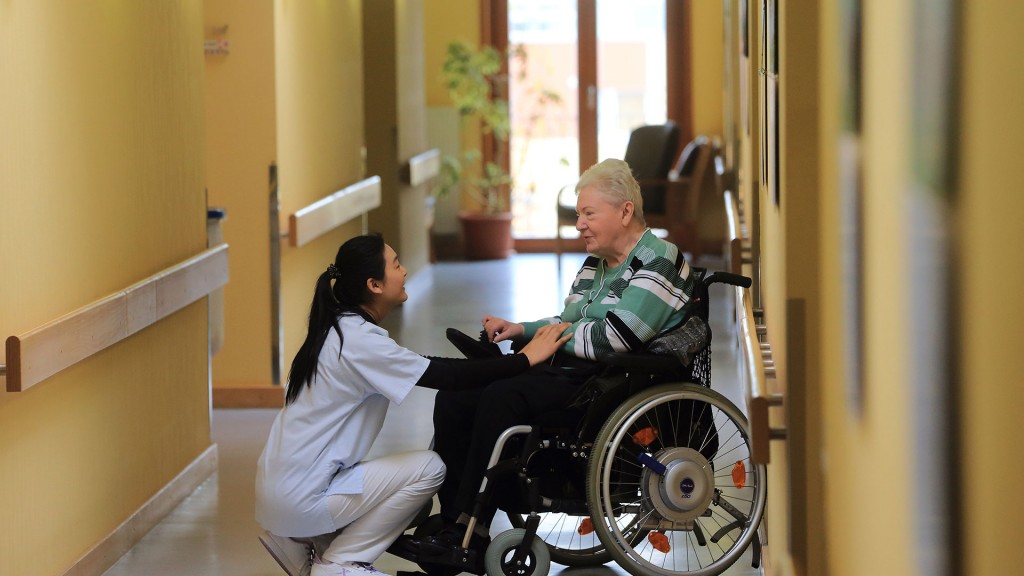 Foto: Pflegeassistentin aus China mit Bewohnerin im Seniorenheim.