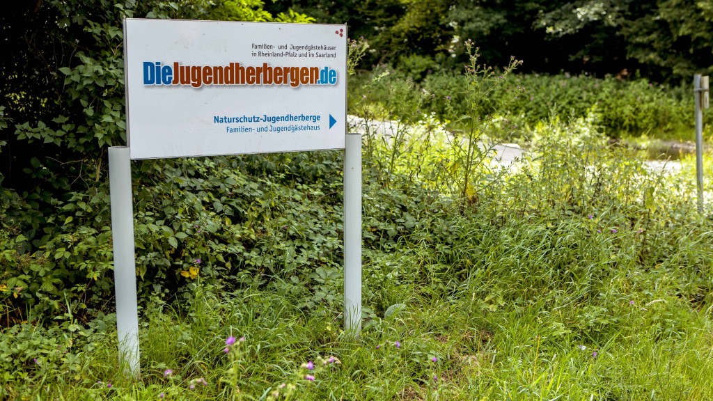 Ein Schild weist auf eine Jugendherberge hin