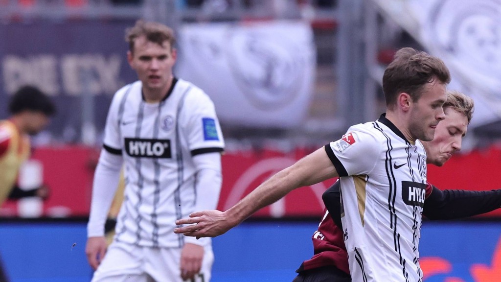 Foto: Tom Zimmerschied (29, SV Elversberg) und Tim Drexler (15, 1. FC Nürnberg) auf dem Spielfeld.