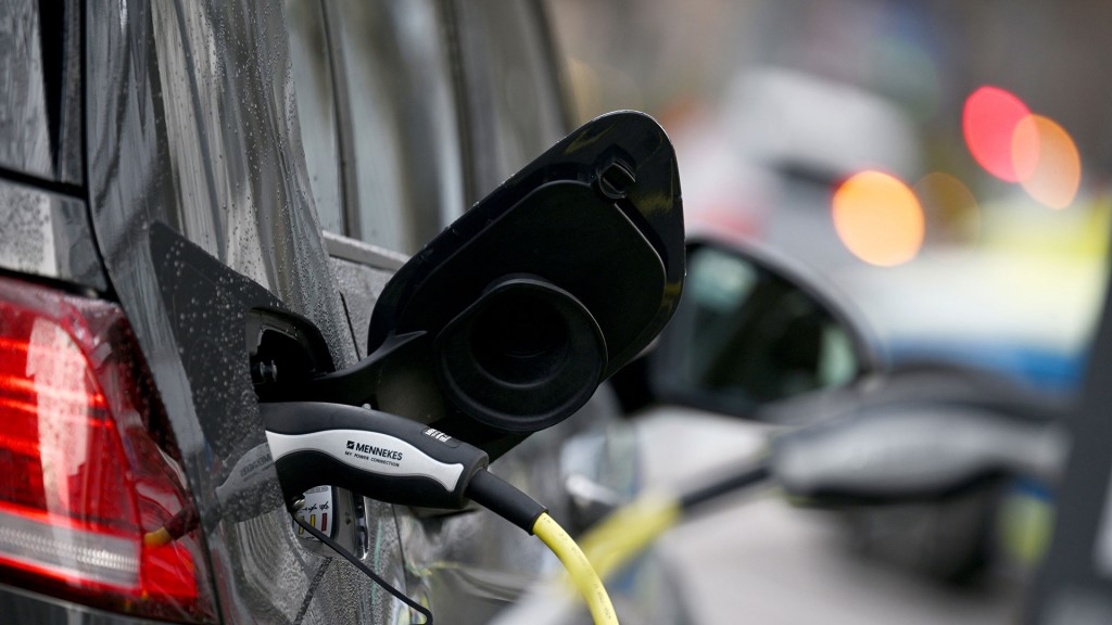 Ein Elektroauto wird an einer Ladestation geladen
