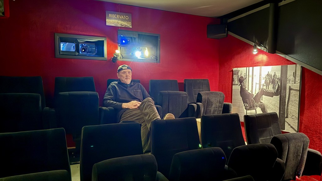 Kameramann Klaus Peter Weber in seinem Kellerkino