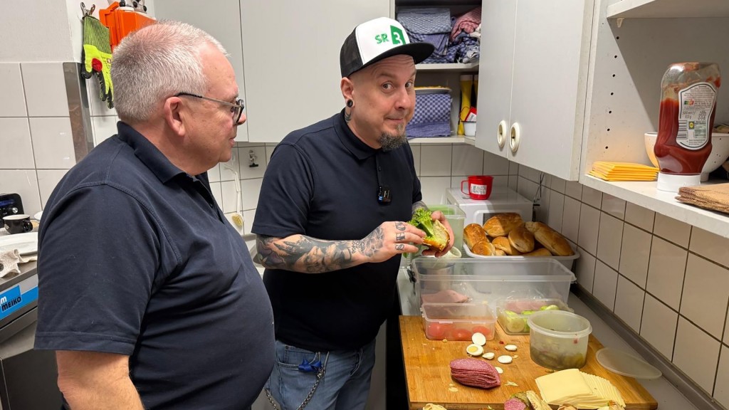Eduard und Freaky in der Küche der Cantine