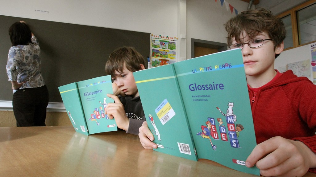 Foto: Französischunterricht an einer Grundschule. Schüler lesen in ihren Französisch-Büchern.