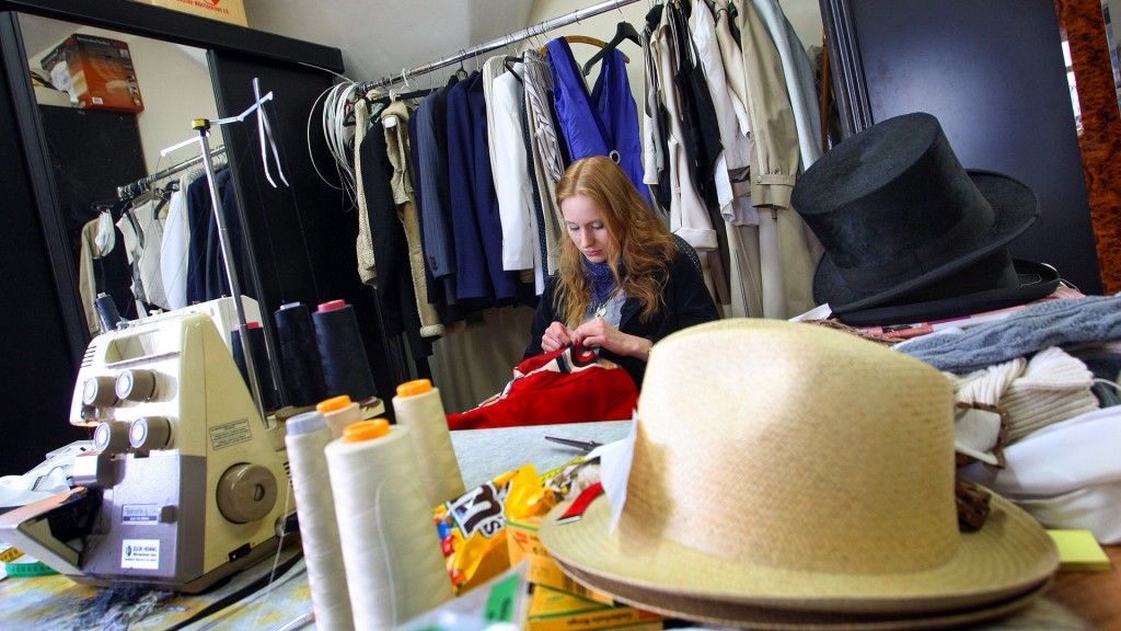 Eine Schneiderin arbeitet an Theater-Kostümen