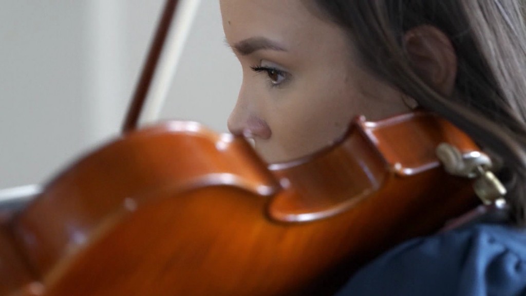 Junge Frau mit einer Violine