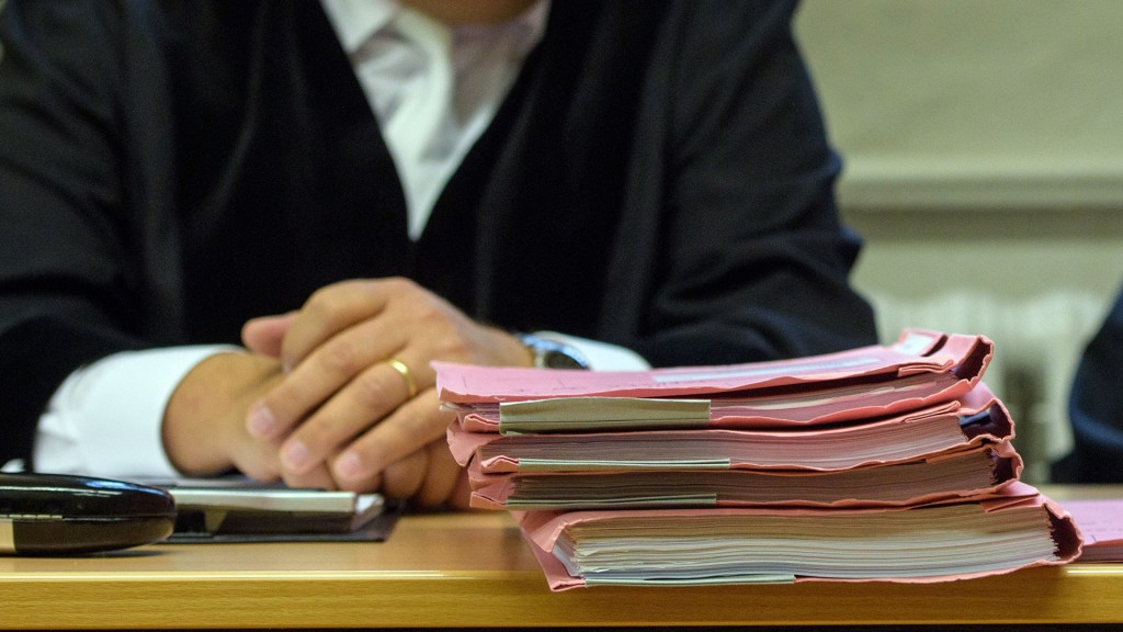 Symbolbild: ein Richter sitzt hinter einem Stapel Aktenmappen