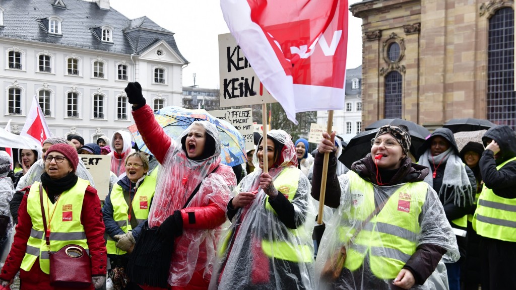 Mitglieder der Gewerkschaft Verdi demonstrieren in Saarbrücken für höhere Löhne im Öffentlichen Dienst.
