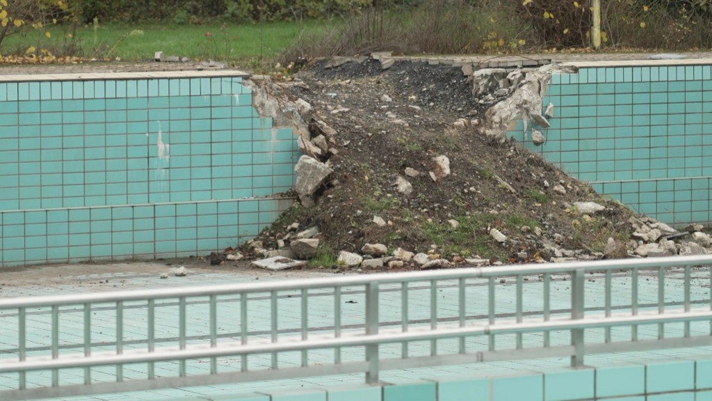 Löcher im Beckenboden des Volksbades Landsweiler-Reden