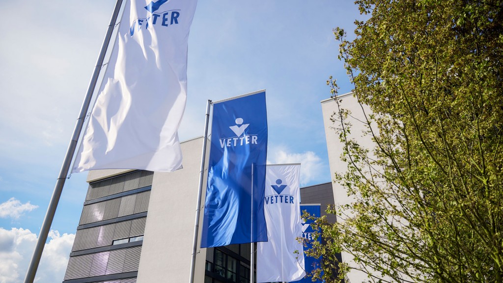 Foto: Fahnen vor dem Pharmafirma Vetter in Ravensburg