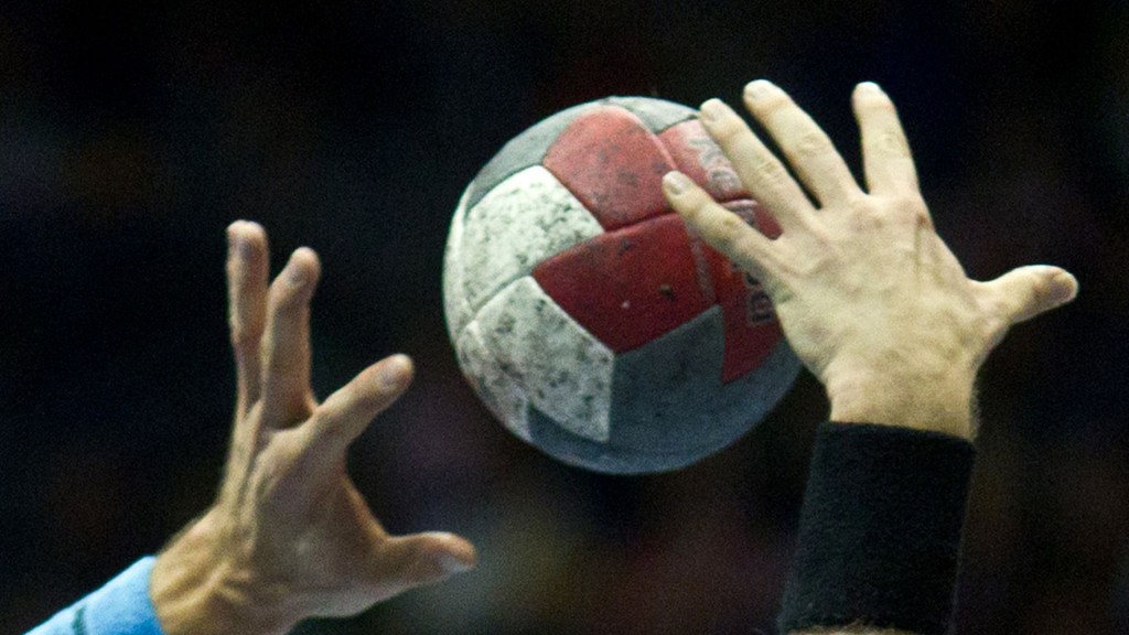Foto: Zwei Handballspieler kämpfen um den Ball.