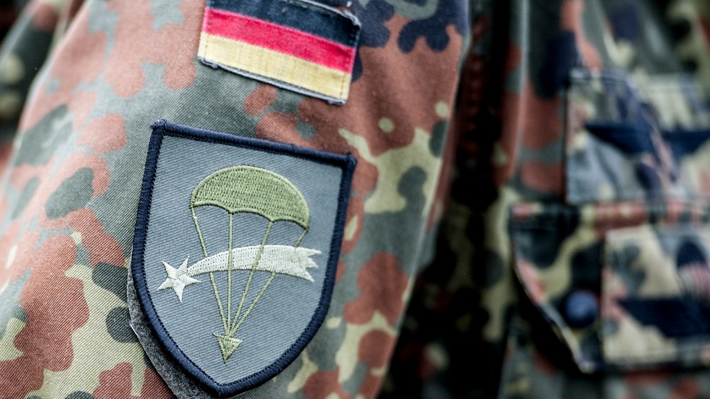 Aufnäher an der Jacke eines Deutschen Fallschirmjägers