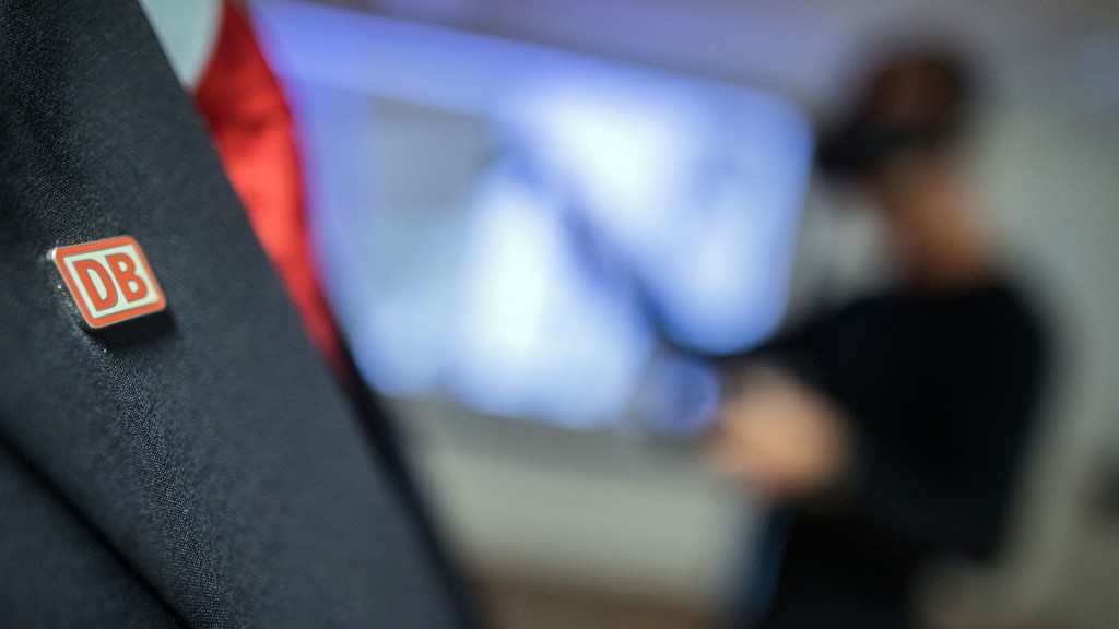 DB-Anstecker an der Uniform eines Zugbegleiters