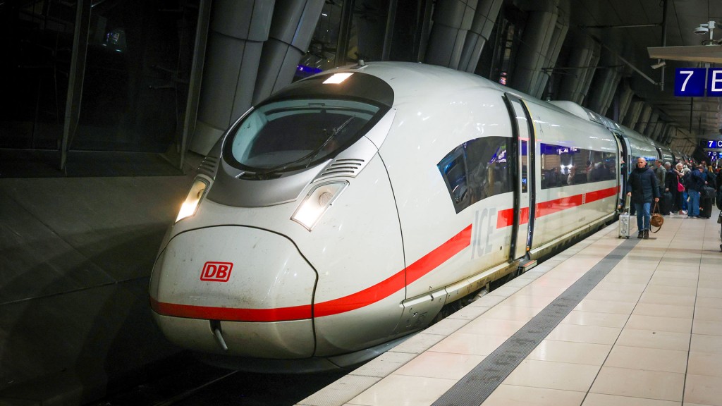Foto: Fahrgäste an einem ICE im Frankfurter Flughafen-Bahnhof