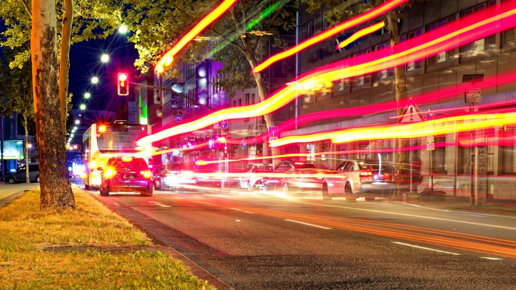 Autos und ein Bus fahren in der Nacht durch Saarbrücken