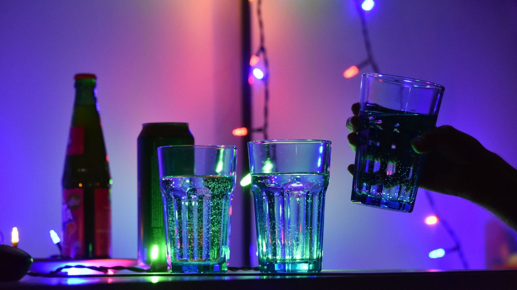 Symbolbild: jemand greift nach einem Glas während einer Party