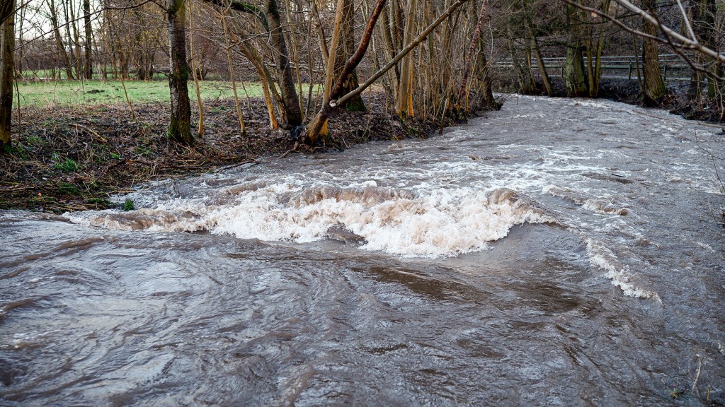 Ein Bachlauf führt viel Wasser durch heftigen Regen
