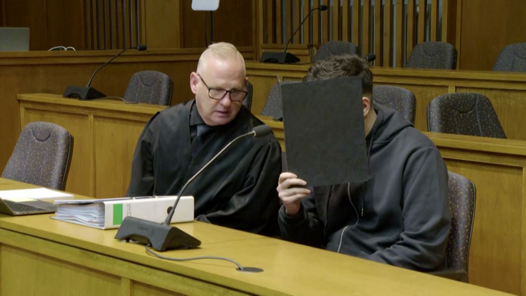 Der Angeklagte im Völklinger Polizistenmord bei Prozessauftakt vor Gericht