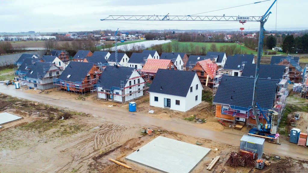 Zahlreiche Wohnhäuser und und Baustellen in einem Neubaugebiet