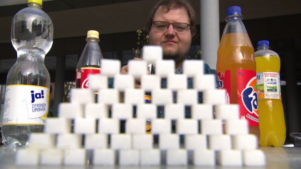 Ein Stapel Zuckerstücke und mehrere Limoflaschen