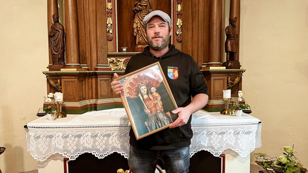 Ortsvorsteher von Gehweiler, Wadrilltal Alexander Marmitt mit einem Foto der gestohlenen Marienstatue