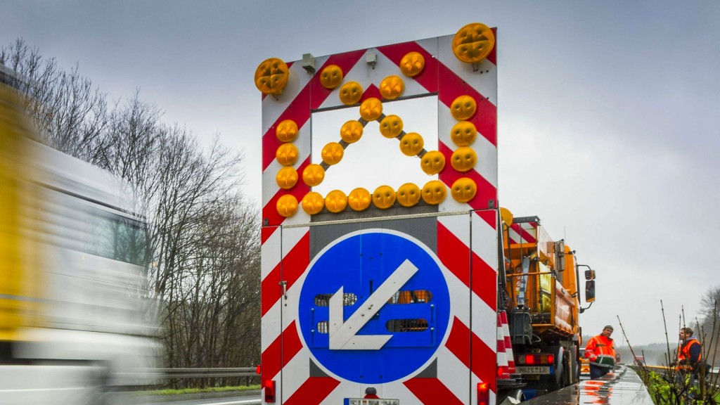 Foto:Auf einer deutschen Autobahn wird die Fahrbahn erneuert. Baustellenfahrzeuge wie Walzen und Asphaltmaschinen stehen am Fahrbahnrand.