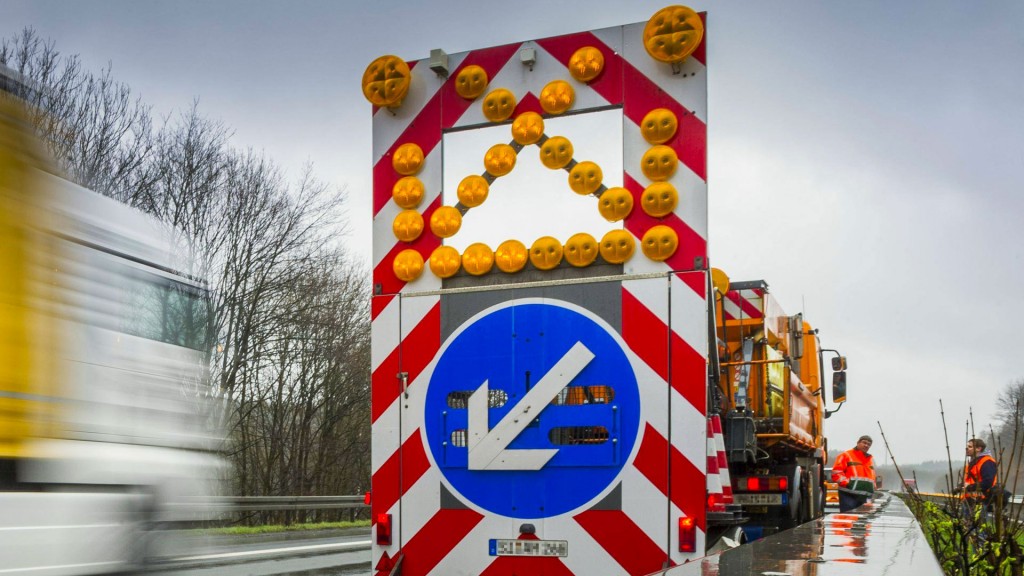 Foto: Ein Schild vor einer Autobahnbaustelle weist auf erforderlichen Spurwechsel hin