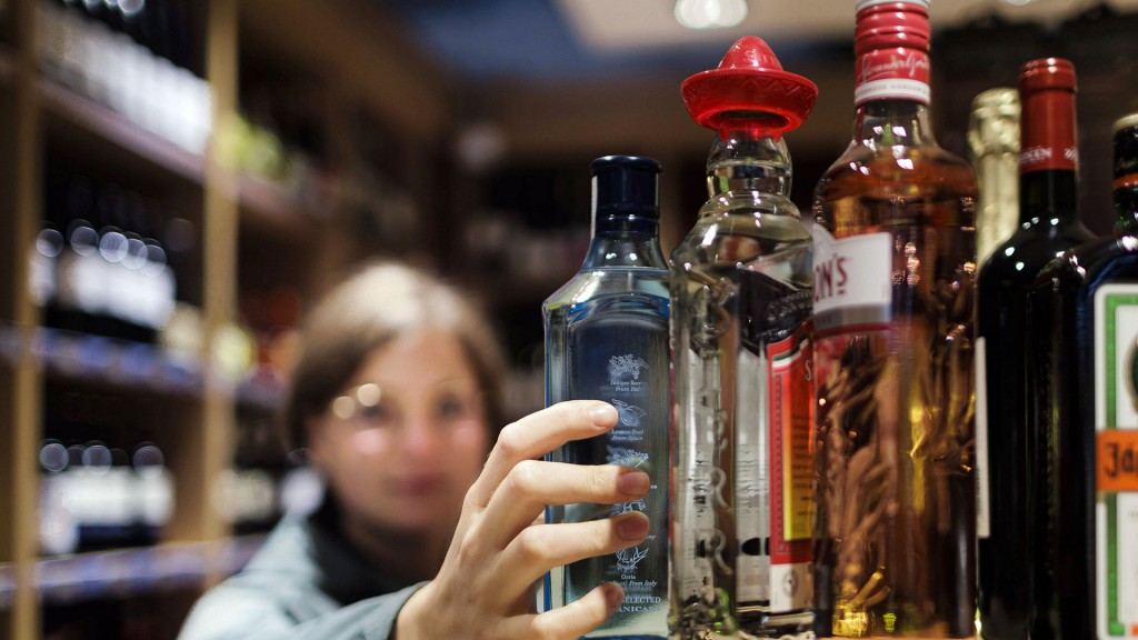 Junge Frau greift nach Alkohol