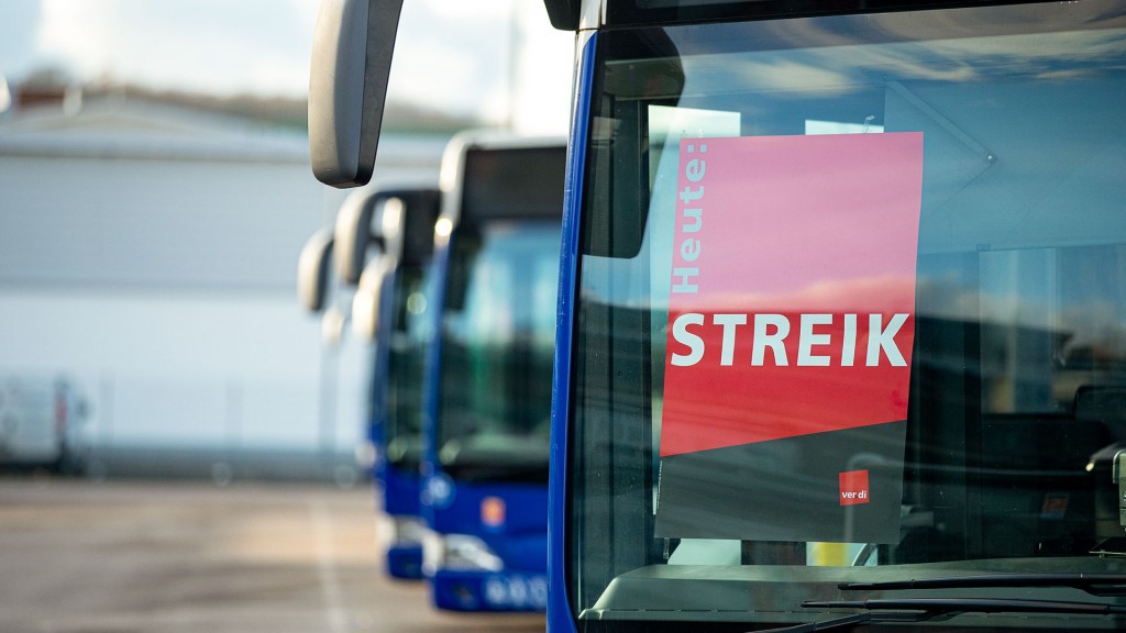 In einem Bus der Saarbahn GmbH hängt ein Schild mit der Aufschrift «Heute: Streik»