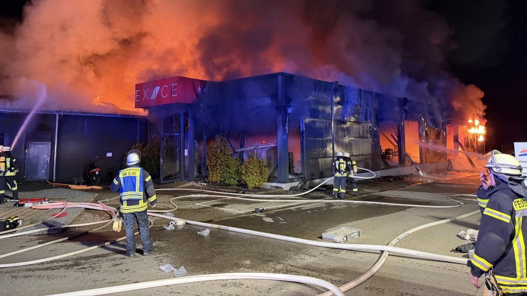 Foto: Einsatzfahrzeuge eines Rettungsdienstes mit Blaulicht