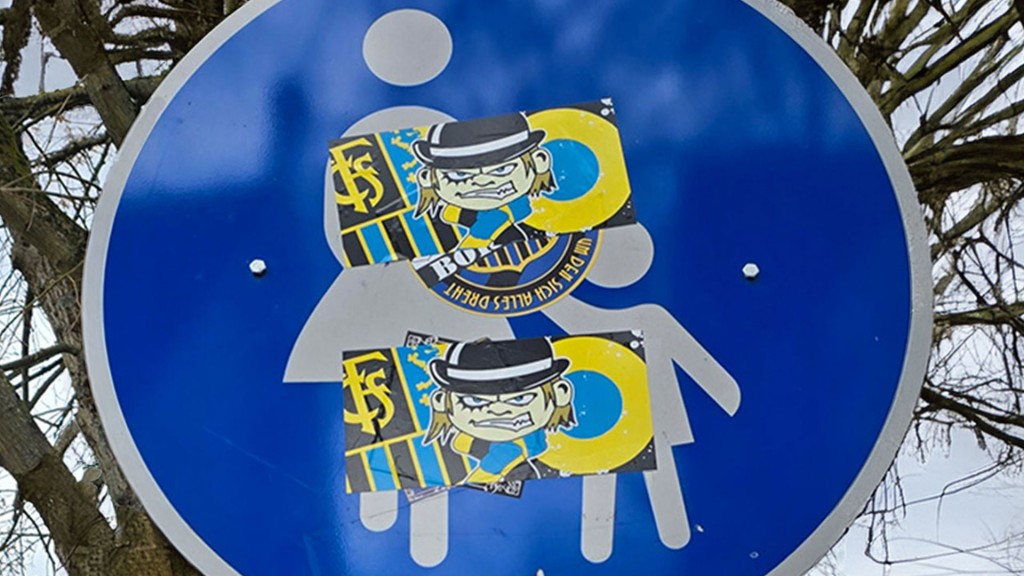 Aufkleber auf Schild