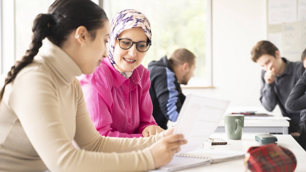 Zwei Frauen mit Migrationshintergrund im Gespräch