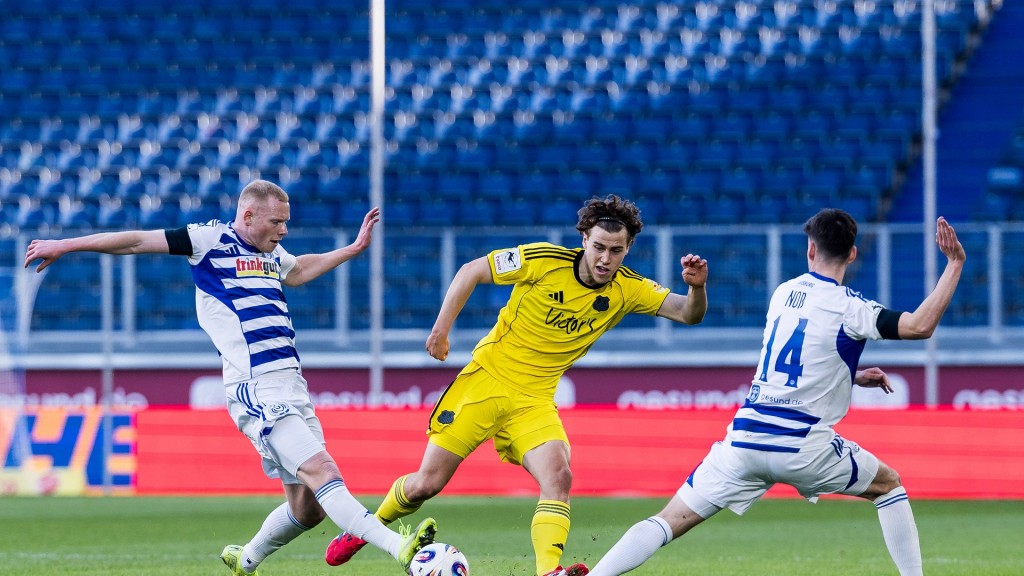 Foto: Lasse Wilhelm vom 1. FC Saarbrücken versucht mit dem Ball an an Leon Müller und Conor Noß (beide MSV Duisburg) vorbeizukommen.