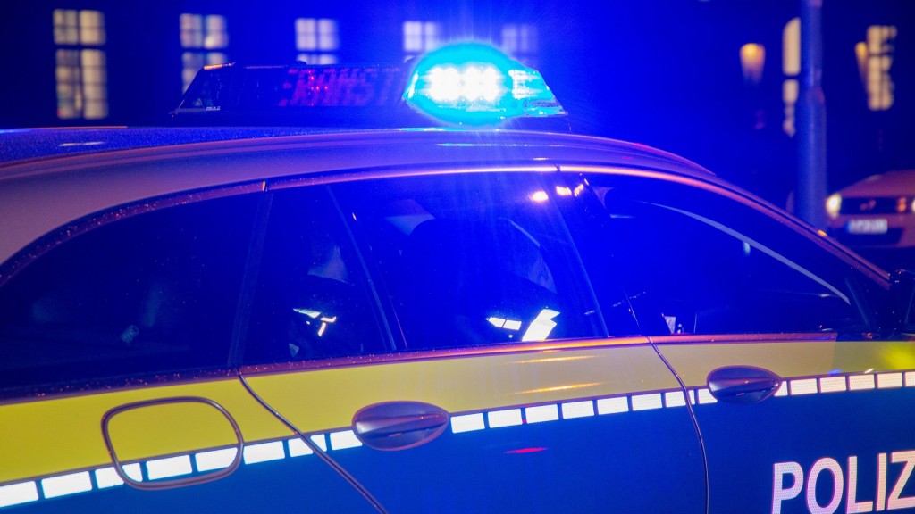 Foto: Symbolbild Polizeieinsatz: Einsatzfahrzeug der Polizei bei Dunkelheit